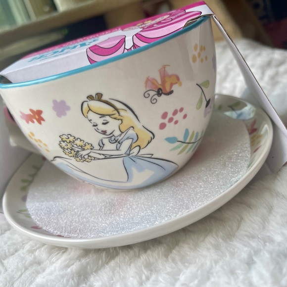 Disney Alice in Wonderland in Garden Blue Ceramic Tea Cup & Saucer Set NWT - Picture 2 of 5